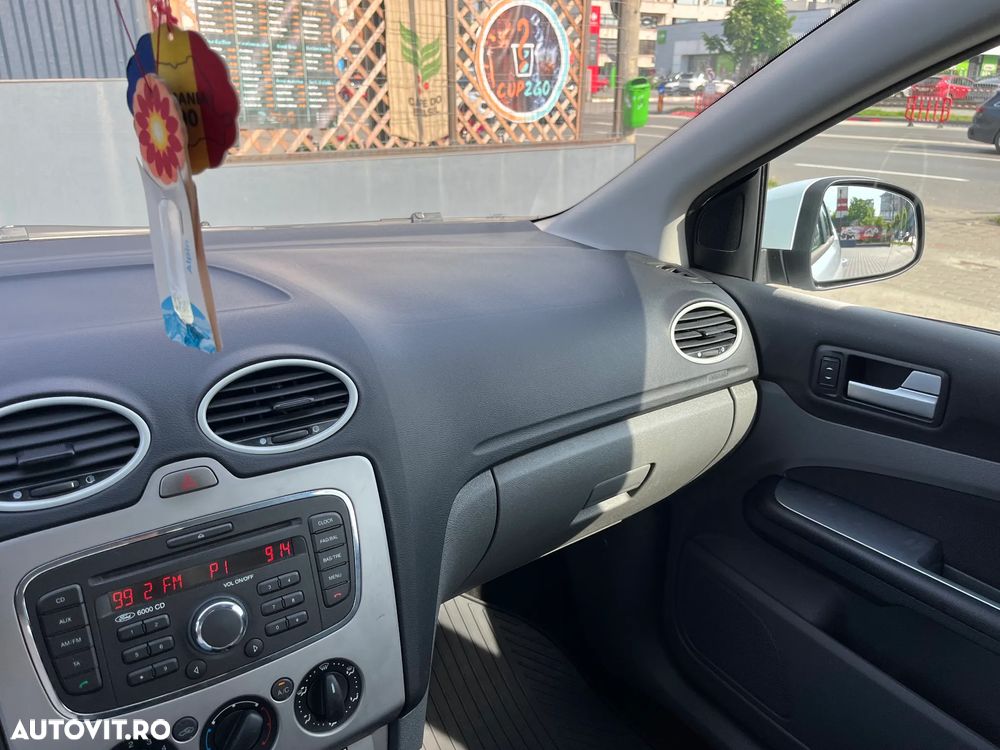 Ford Focus 1.4i Ambiente - 25