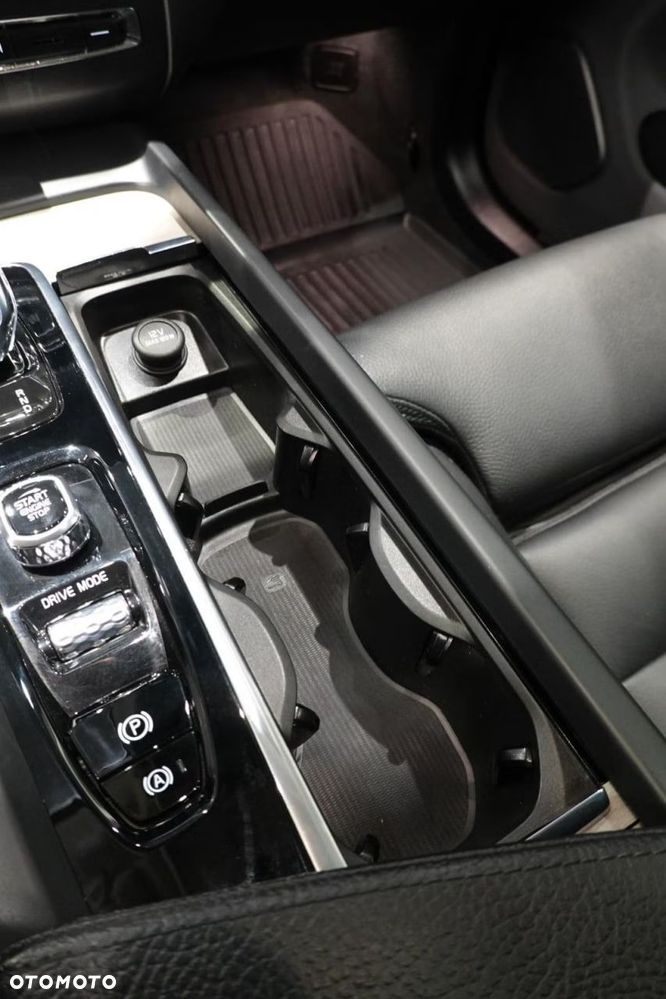 Volvo XC 60 T6 Plug-In Hybrid AWD R-Design - 22