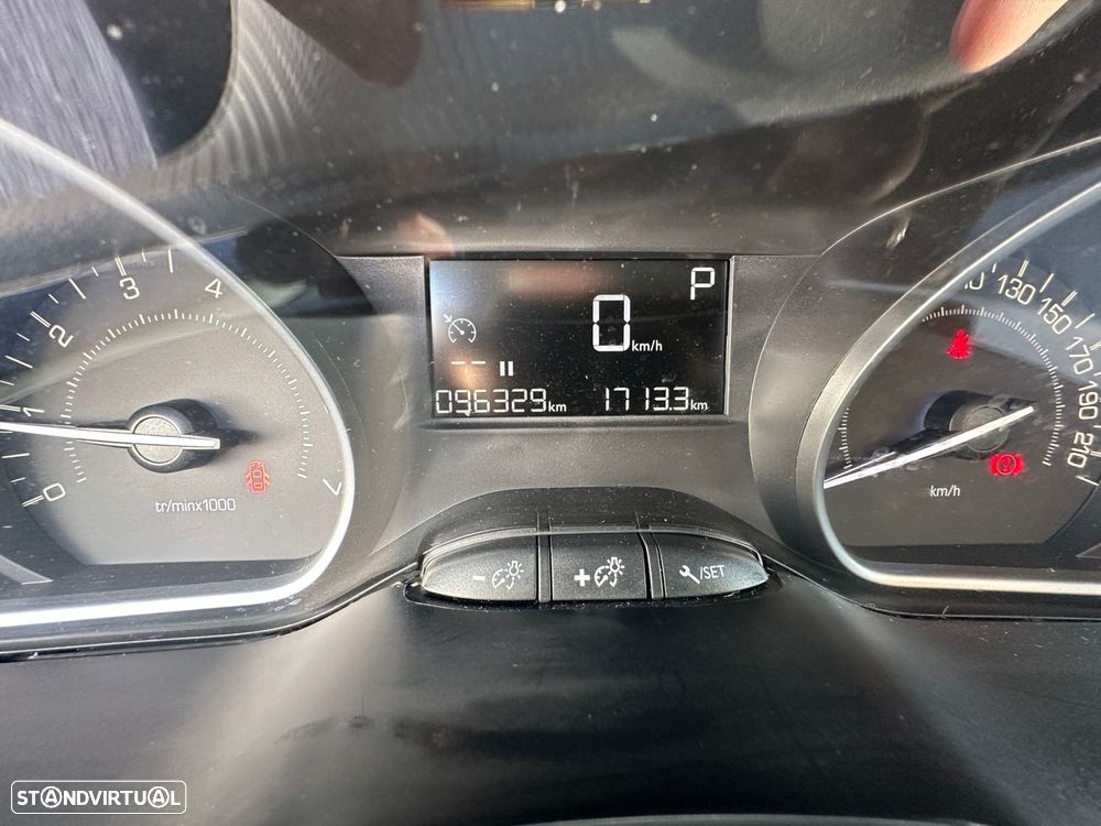 Peugeot 2008 1.2 PureTech Style EAT6 — fotografia 15