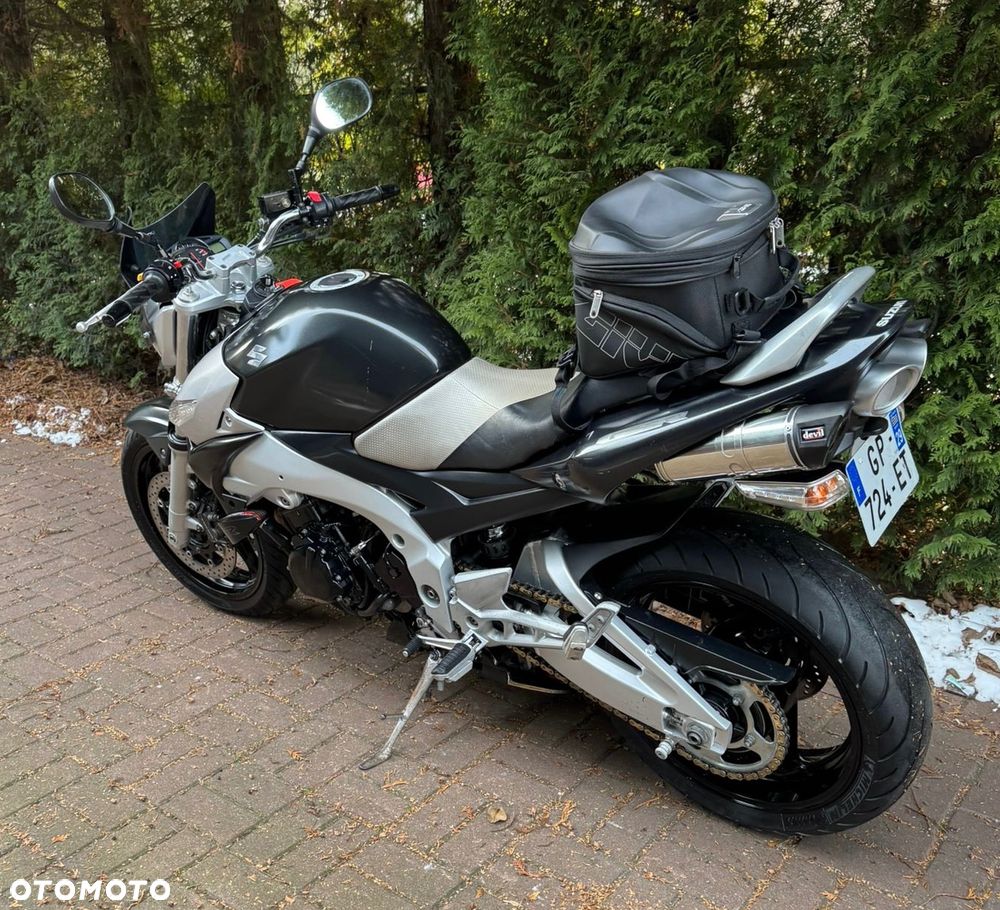 Suzuki GSR - 12