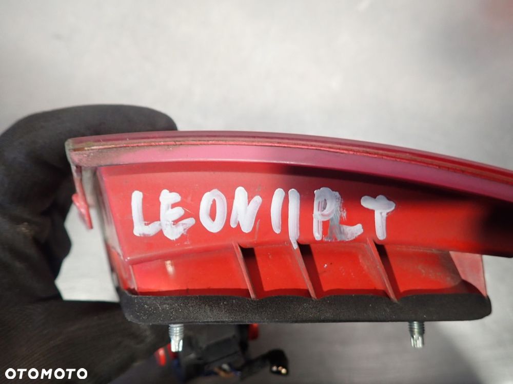 LAMPA PRAWA TYLNA W KLAPIE SEAT LEON II - 3