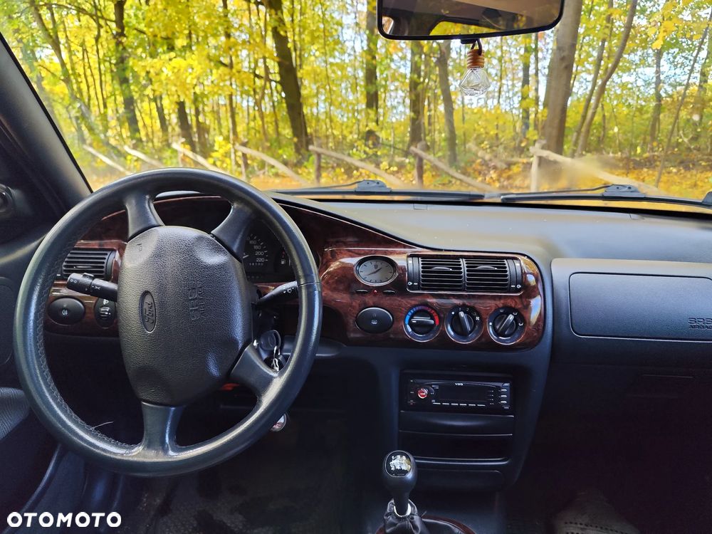 Ford Escort 1.6 Ghia - 9