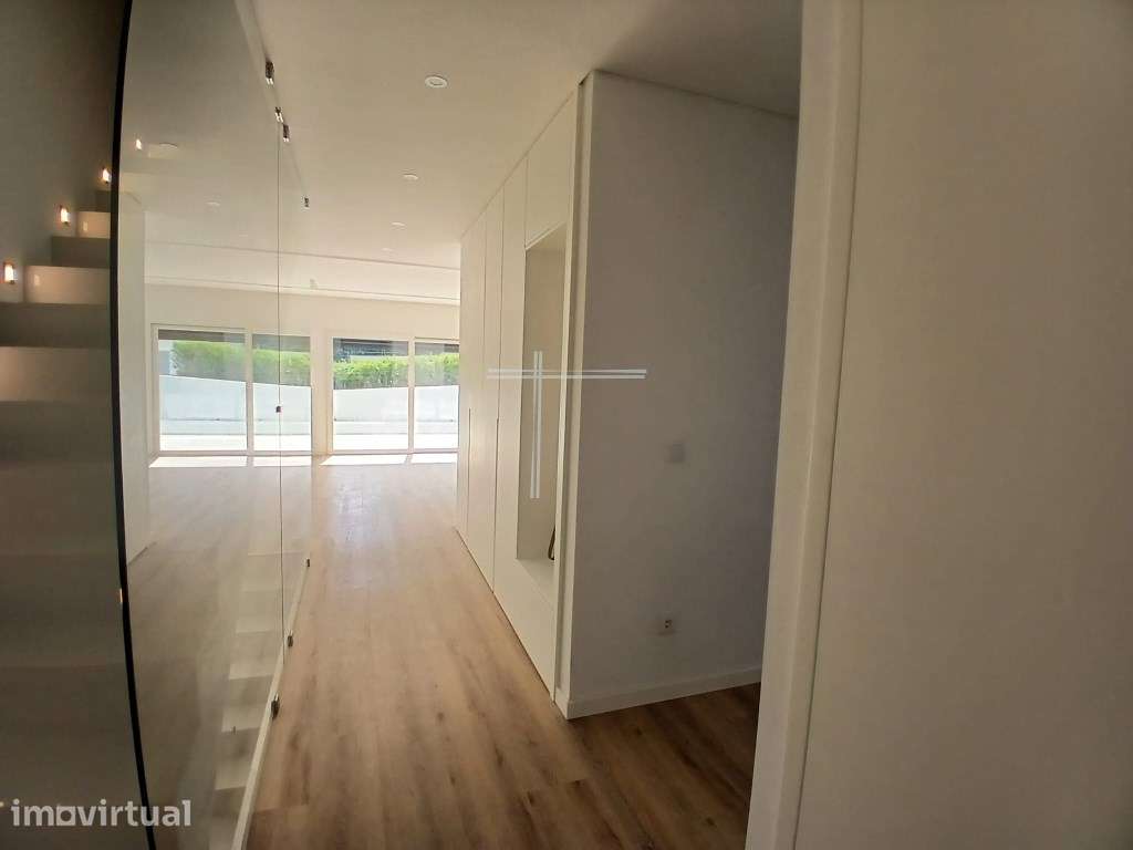 Moradia geminada T4+1, arquitetura contemporânea com piscina - Alto... - Grande imagem: 2/52