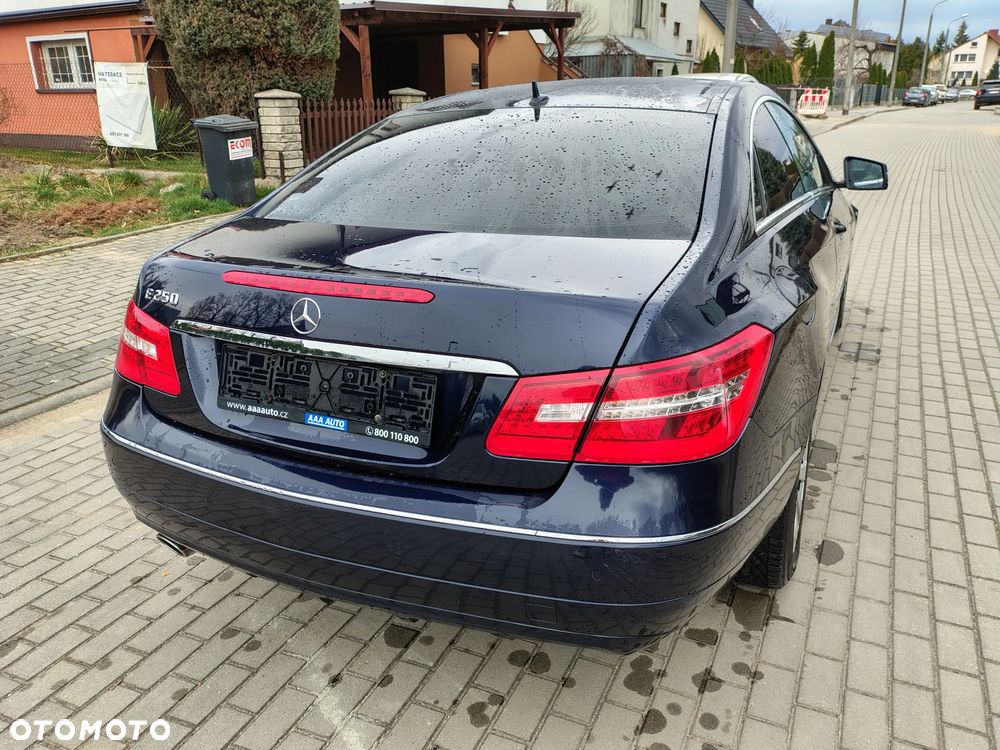 Mercedes-Benz Klasa E 250 CGI Coupe BlueEFFICIENCY Automatik Avantgarde - 9