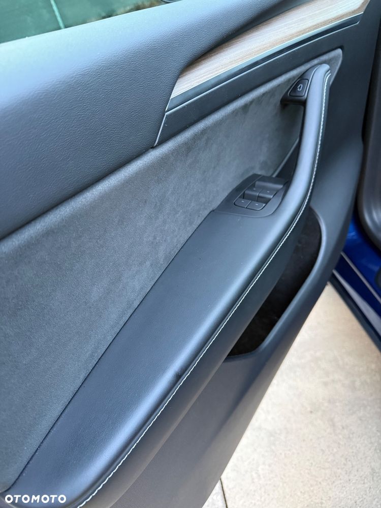 Tesla Model Y Long Range AWD - 27