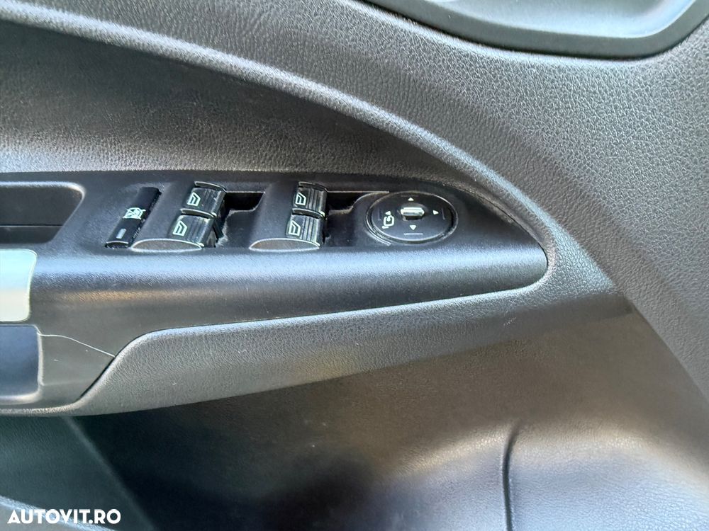 Ford Tourneo Connect 1.6 TDCi Titanium - 28