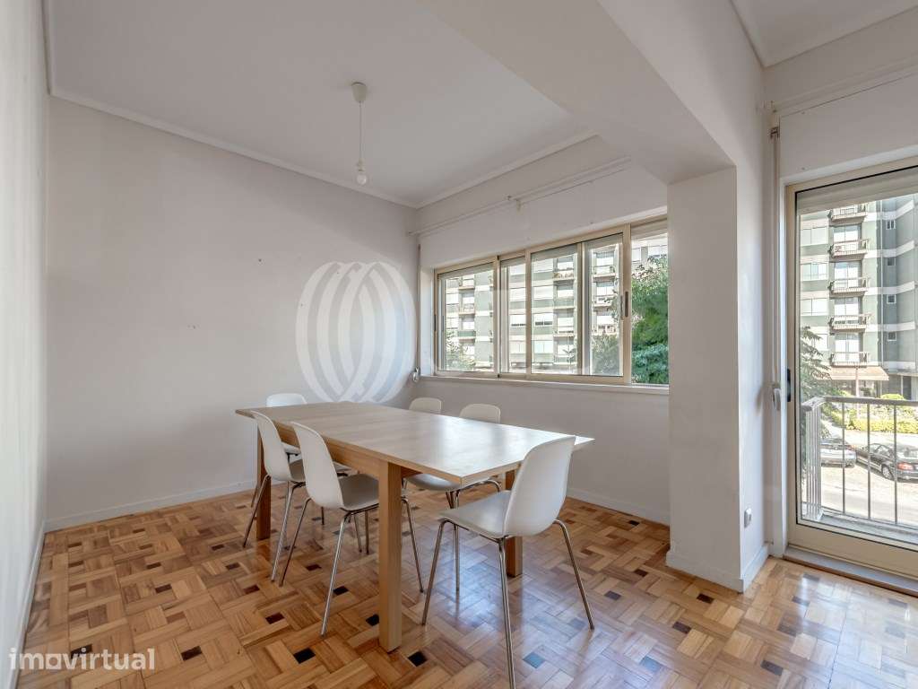 Apartamento T4 na Av. Antunes Guimarães, no Porto - Grande imagem: 2/31