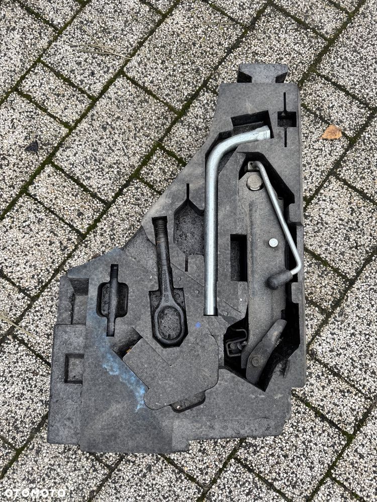 AUDI S3 A3 8P KLUCZ DO KOL STYROPIAN WKLAD BAGAZNIKA NARZEDZIA ZESTAW NAPRAWCZY - 1