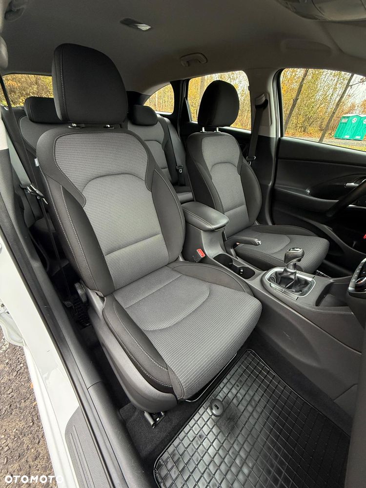Hyundai i30 1.6 D Classic + - 7