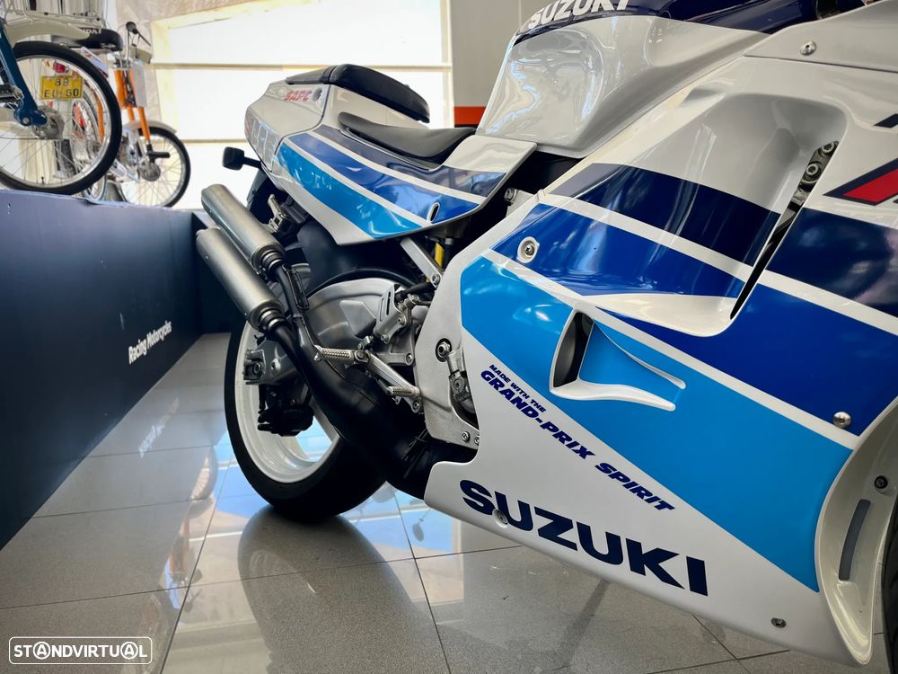 Suzuki RGV 250 - 4