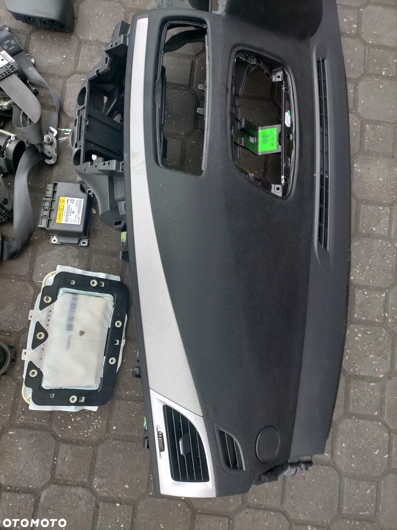 Deska rozdzielcza kokpit , konsola Renault Megane III Kombi , poduszka , pasy , napinacze - 2