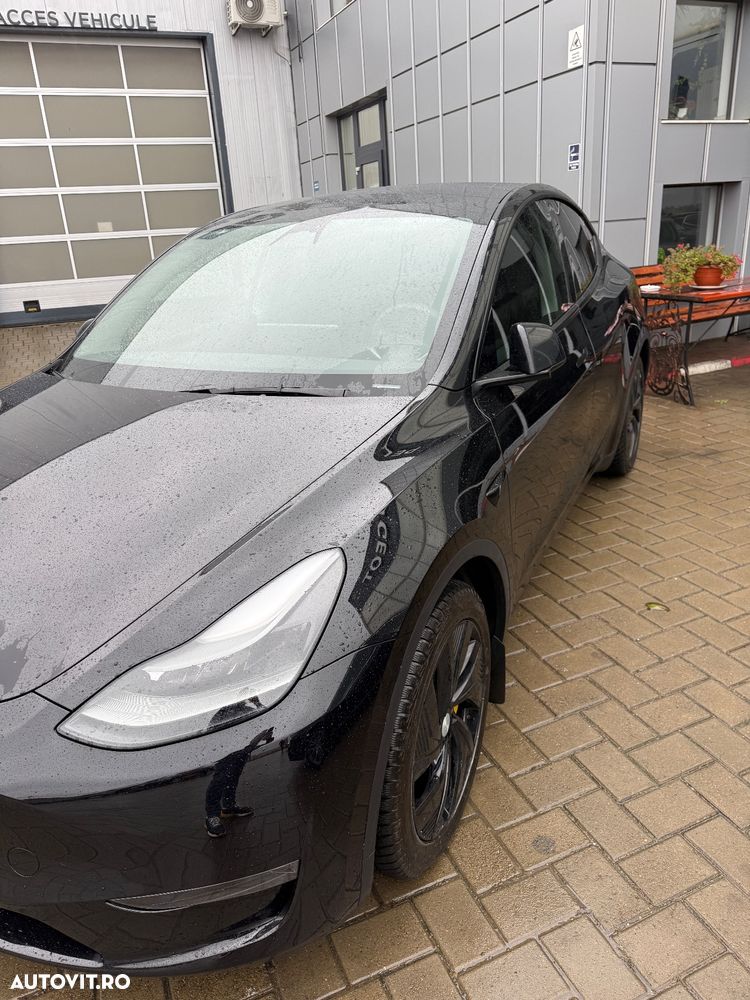Tesla Model Y - 2