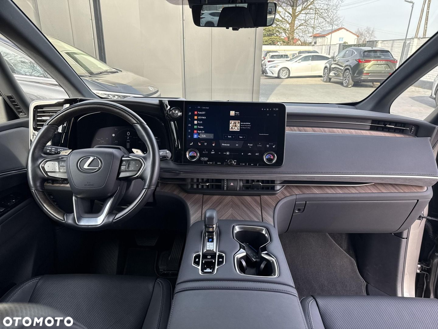 Lexus LM - 11