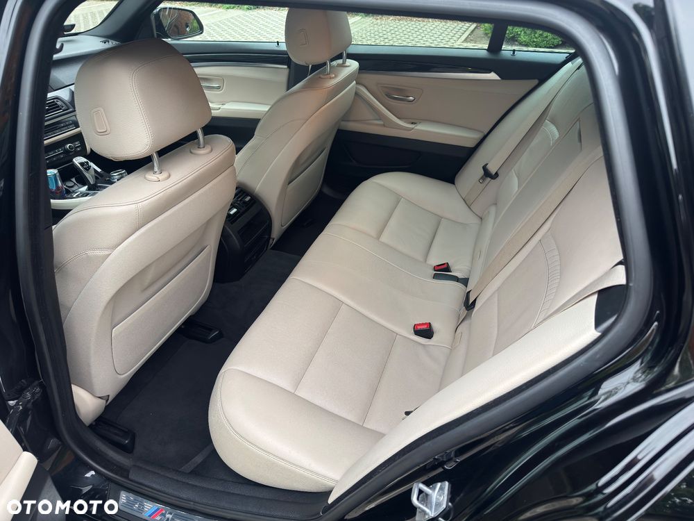 BMW Seria 5 525d xDrive - 12