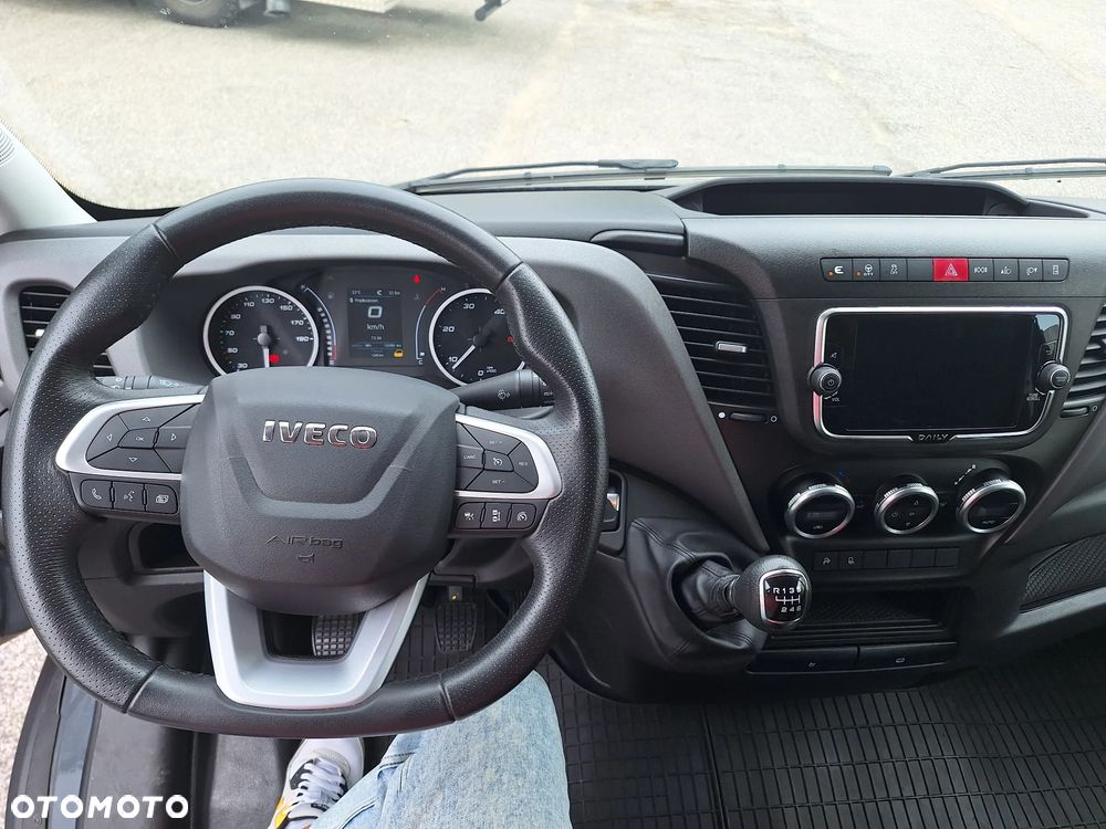 Iveco Daily 35S18 furgon 16m max długi Hak 3,5t Ledy Kamera Sklejka - 11