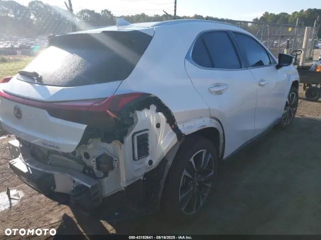 Lexus UX - 4