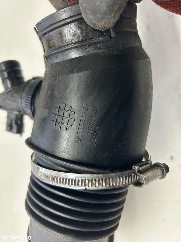 Przewód powietrza , intercoolera rura  dolotowy Saab 95 Ng / Opel Insignia 2.0 cdti 55561787 - 2