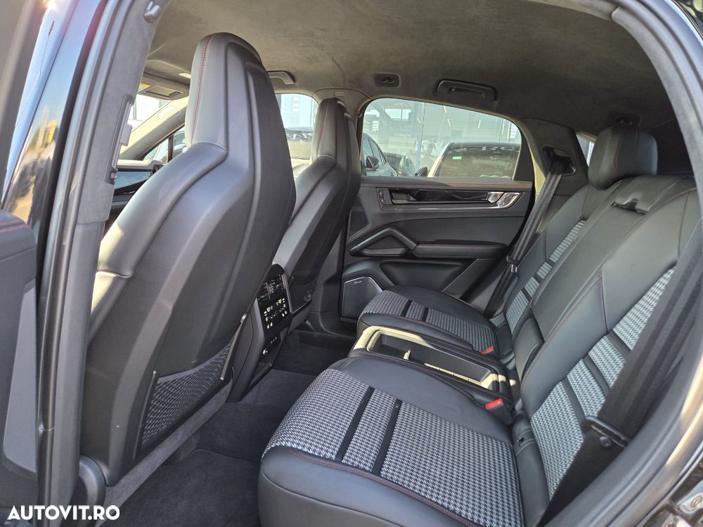 Porsche Cayenne Coupe GTS Tiptronic S - 28