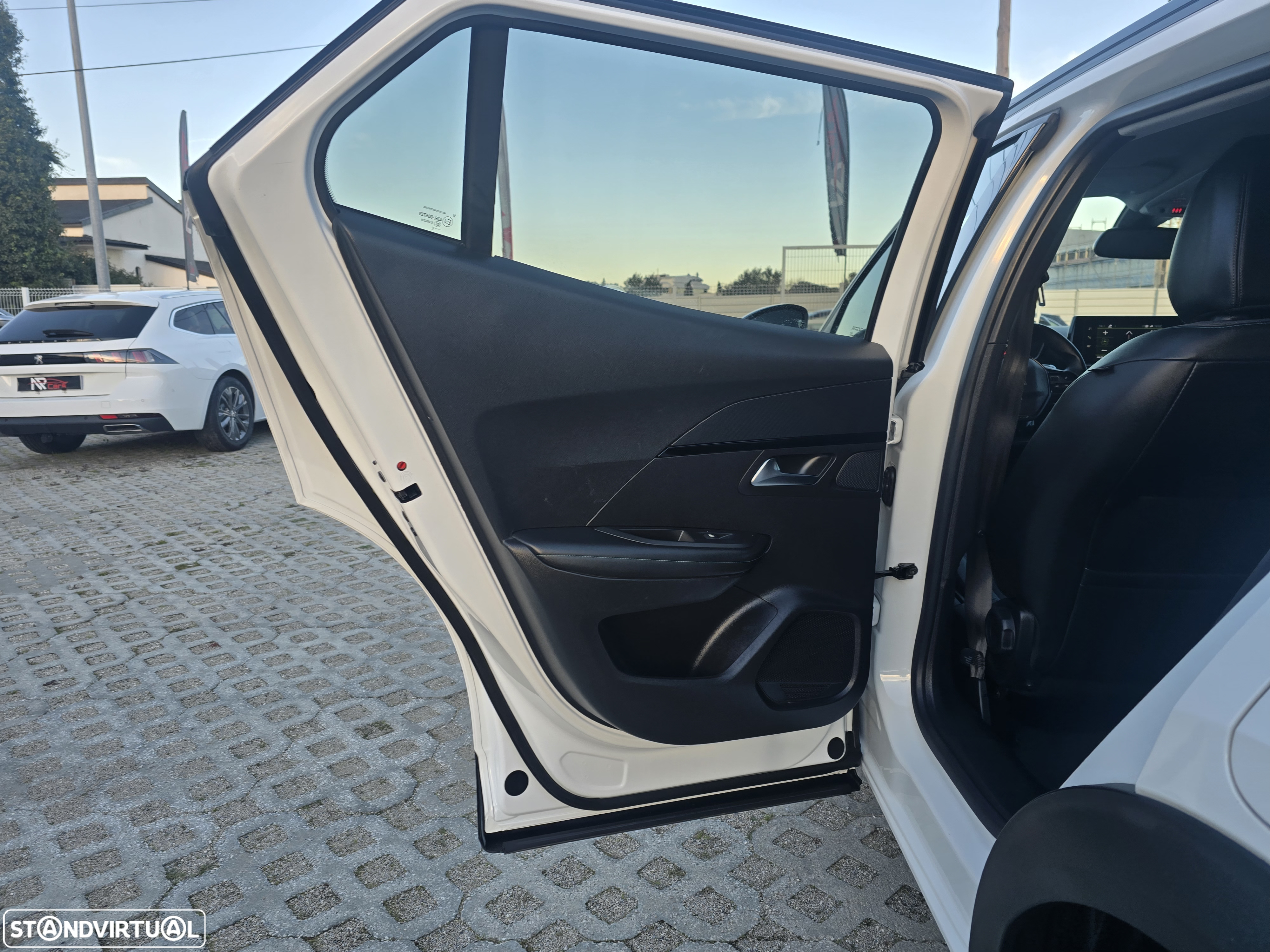 Peugeot 2008 1.5 BlueHDi Allure EAT8 - 43