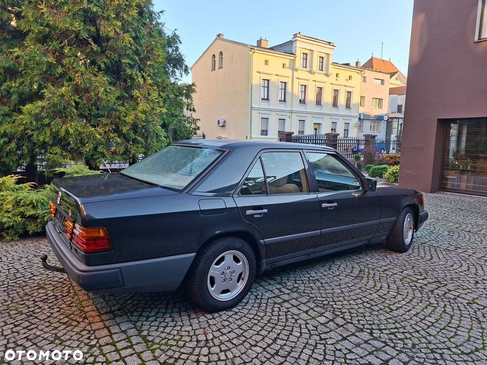 Mercedes-Benz W124 1989 photo 4