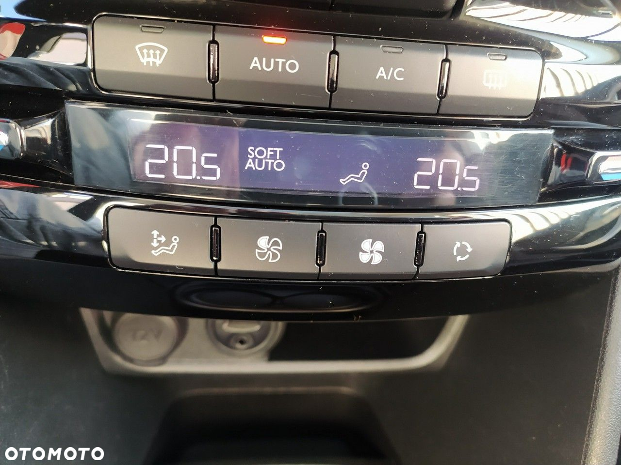 Peugeot 2008 1.2 Pure Tech Style S&S - 22