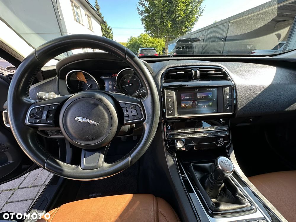 Jaguar XE 2.0 D R-Sport - 23