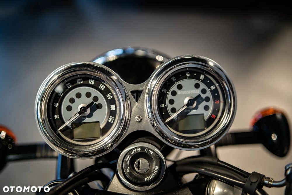 Triumph Bonneville - 8