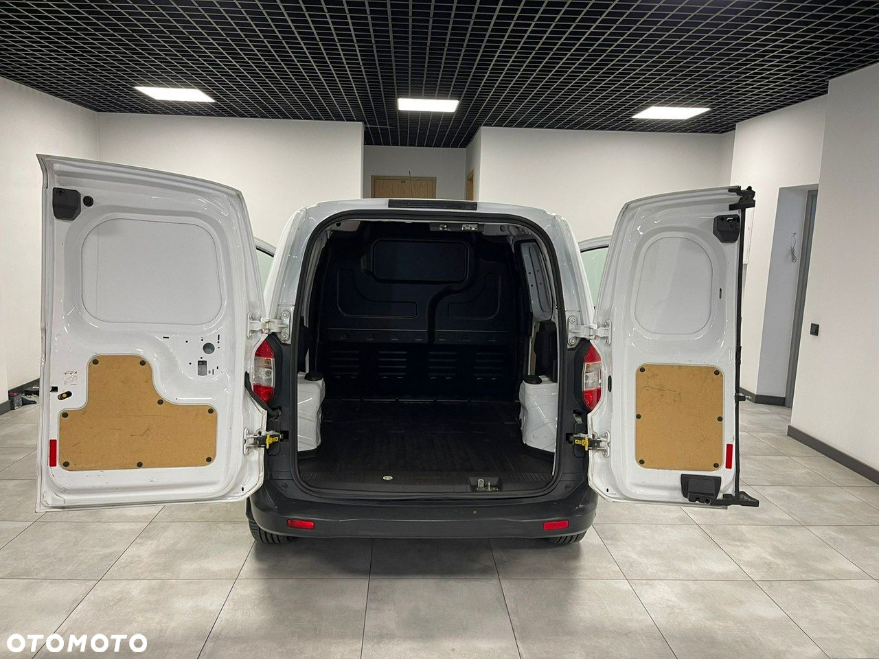 Ford Transit Courier - 25