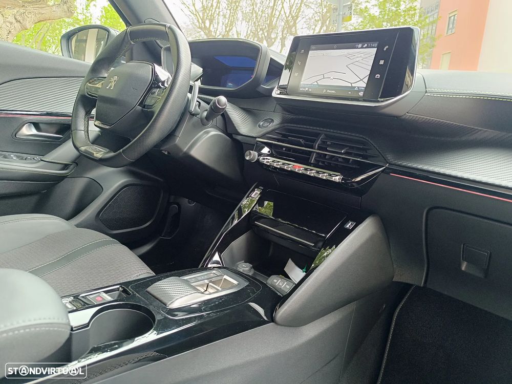 Peugeot 2008 PureTech 130 EAT8 GT - 20