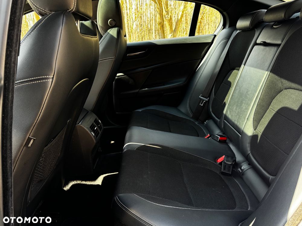 Jaguar XE 2.0 D R-Sport - 10