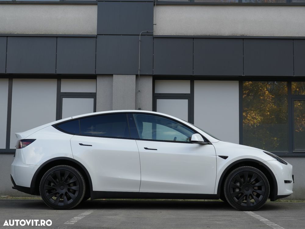Tesla Model Y - 34