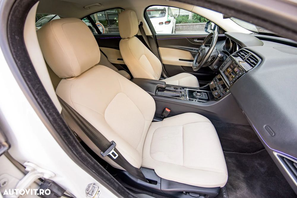 Jaguar XE 2.0 Pure - 33