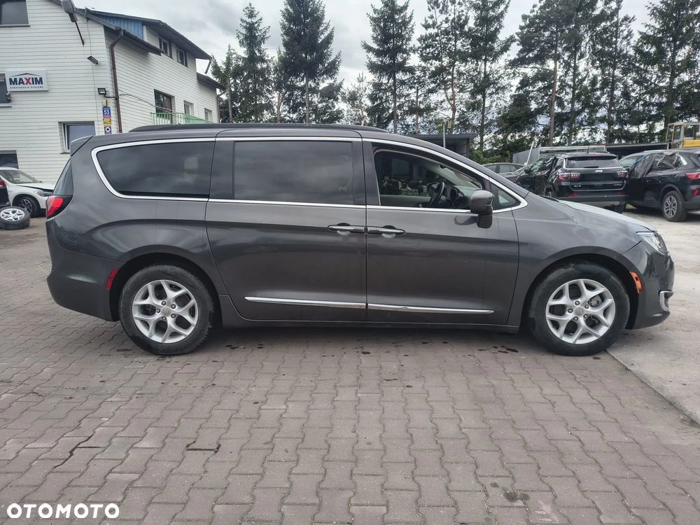Chrysler Pacifica - 4