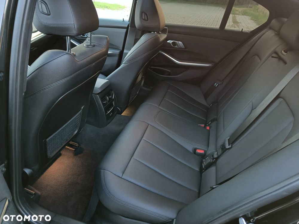 BMW Seria 3 330i xDrive Sport Line - 25