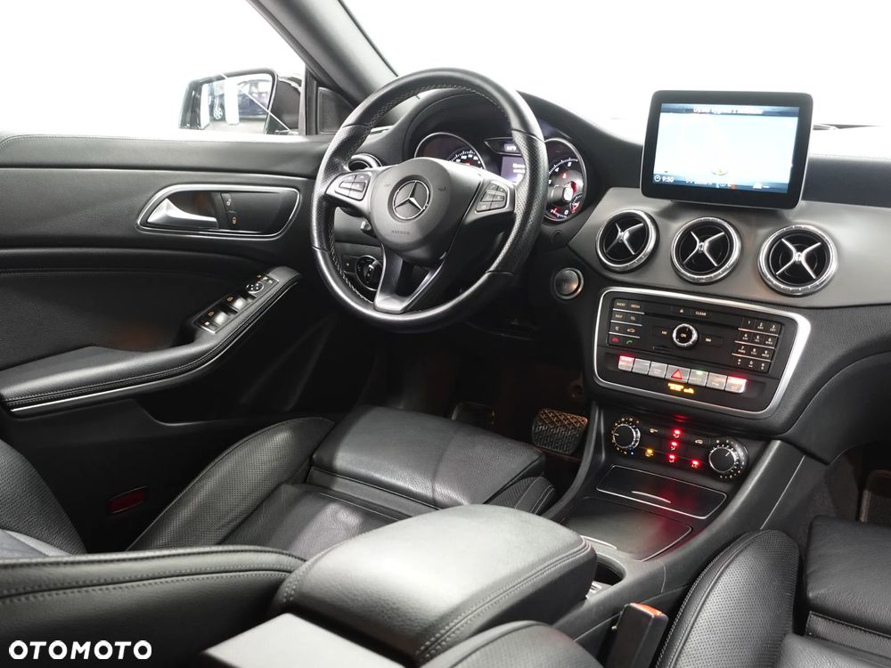 Mercedes-Benz CLA 180 7G-DCT - 31
