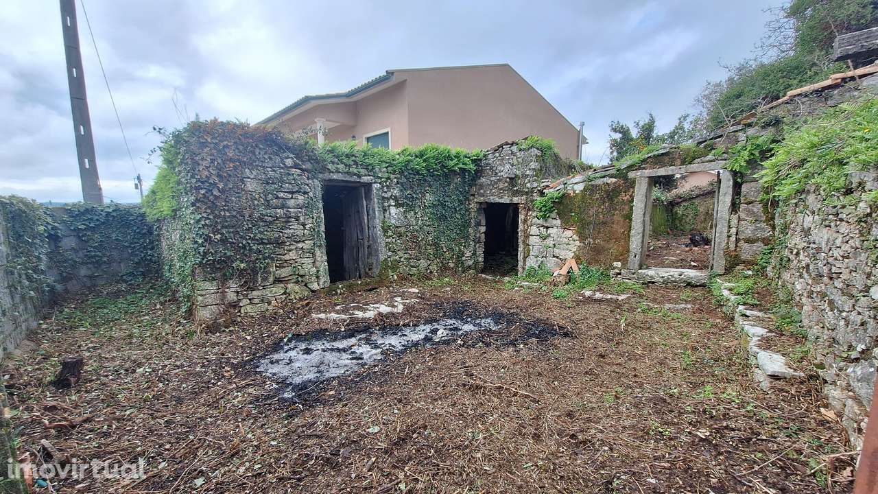 Lote terreno com Casa de Fachada em Pedra - Grande imagem: 2/8