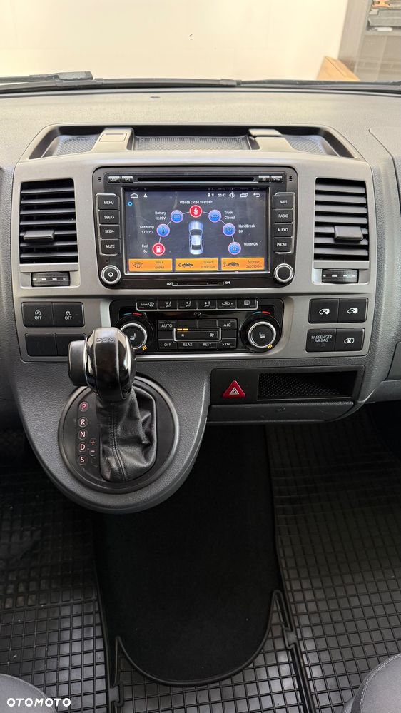 Volkswagen Caravelle - 10