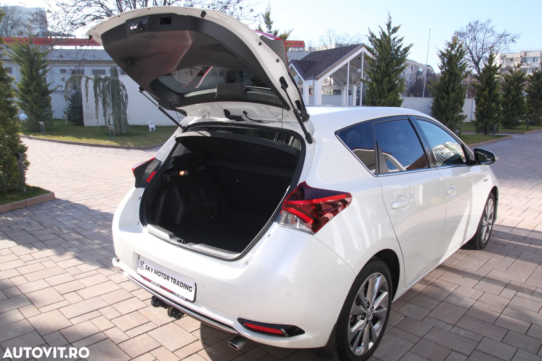 Toyota Auris 1.8 L VVT-i HSD Sol + - 21