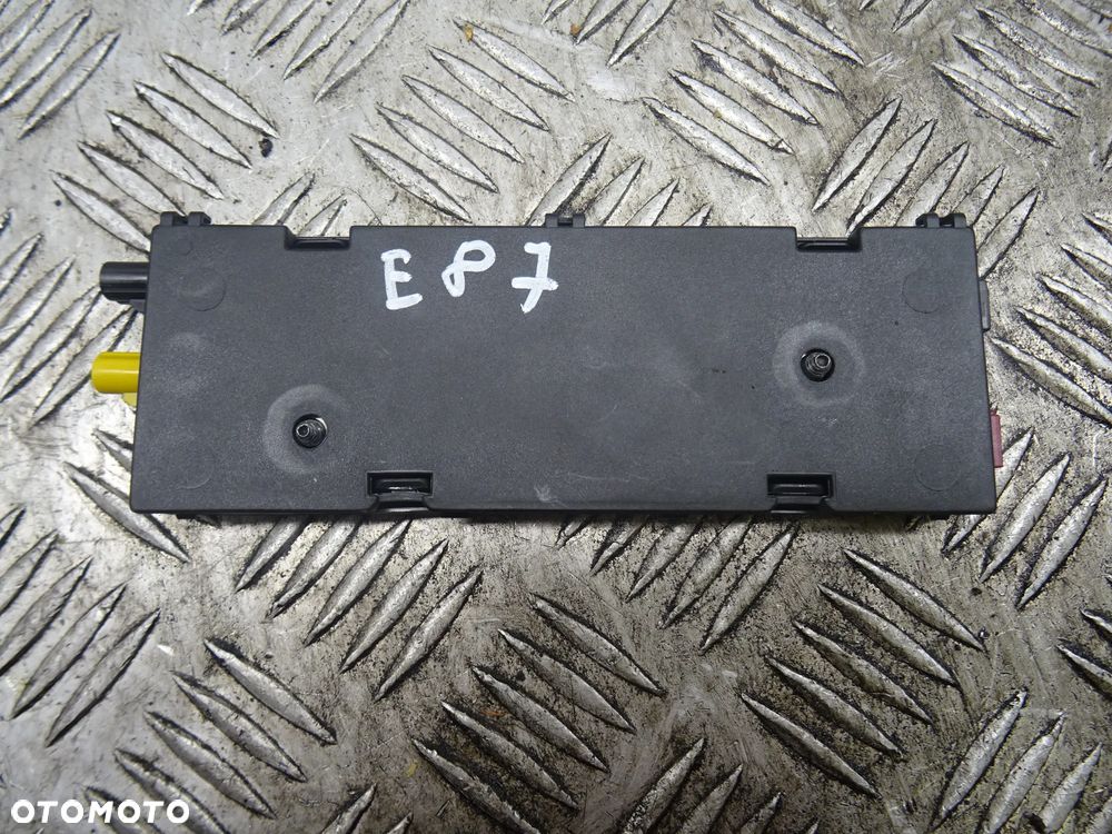 BMW E87 04-07 2.0B WZMACNIACZ ANTENOWY - 1