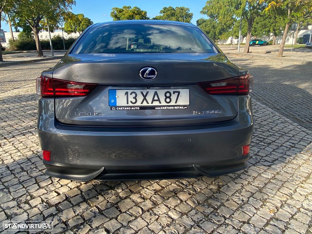Lexus IS 300H - 13