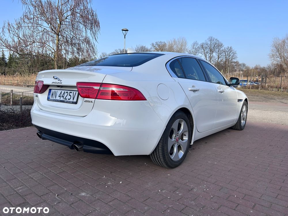 Jaguar XE 25t Pure - 8