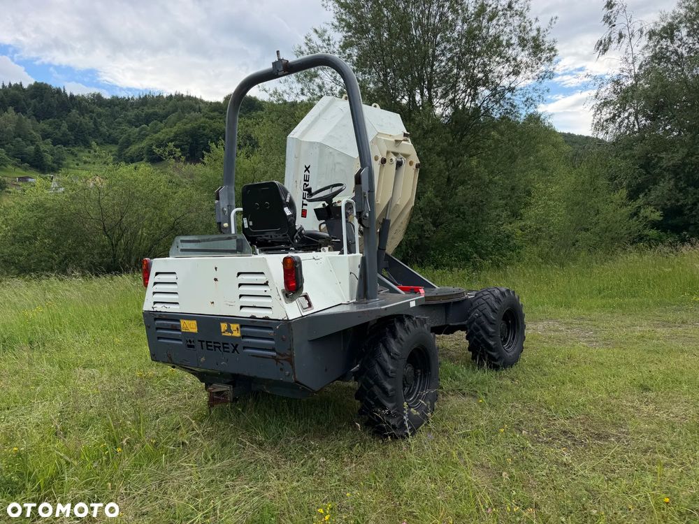 Terex 3 tony. Wozidło Budowlane-Rolnicze. Wózek z Obrotową Kolebą. 3 tony ładowność. 4x4. Mocny Silnik 4 cylindry Kubota 50km. 1400 mtg. 2012 rok. Jazda 3 prędkości. Maszyna jak Nowa z Norweskiego Gospodarstwa! Ani deka luzów i wycieków! Pełny Oryginał. Hamulce brzytwa. Serwisy w DEKRA. Maszyna Woziła lekkie ładunki. Praktycznie zerowe zużycie. Wielka Okazja. Wszystko w pełnym Oryginale. Opony Oryginał w super stanie! Oświetlenie Fabryczne tył przód! Potężna moc! - 6