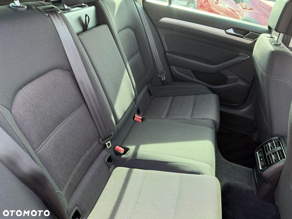 Volkswagen Passat - 16