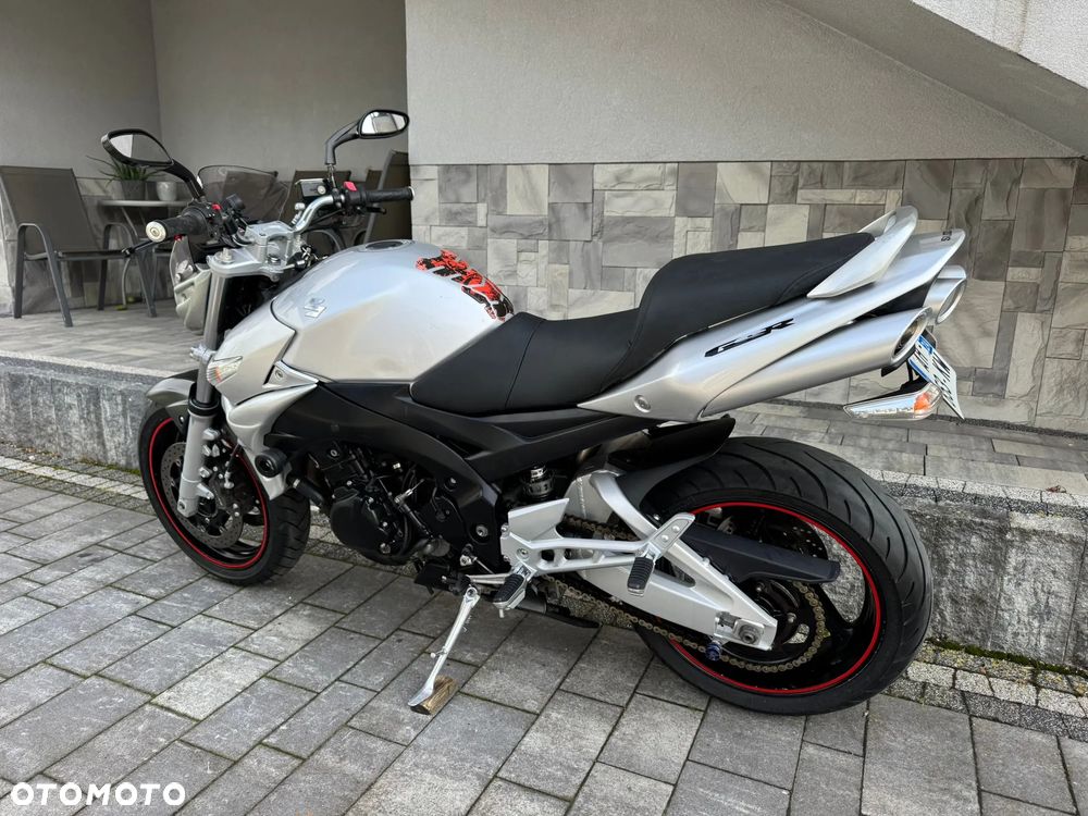 Suzuki GSR - 26
