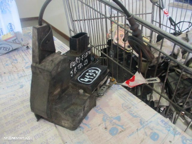 Fecho 2S6AA26412BJ FORD FIESTA 2003 TD 4 Pinos - 5