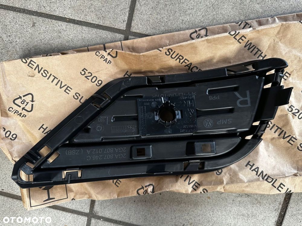 KRATKA ZDERZAKA ODBLASK PRAWY TYŁ VW T-ROC 2GA807246C - 2