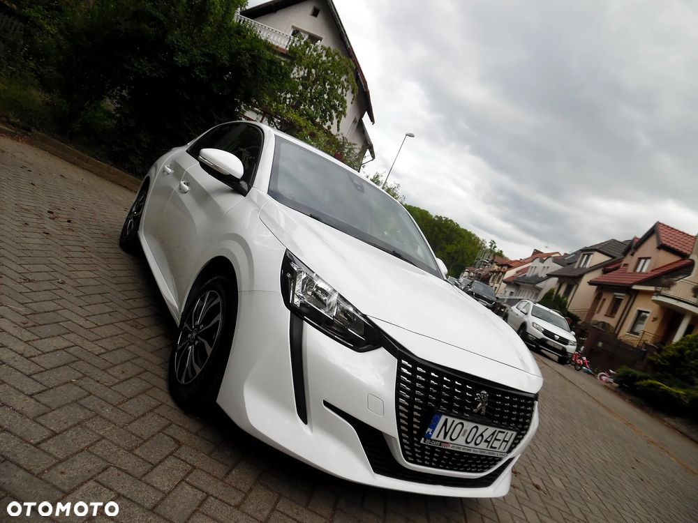 Peugeot 208 - 8