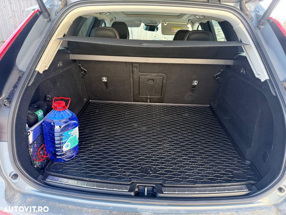 Volvo XC 60 B4 D Plus Dark - 25