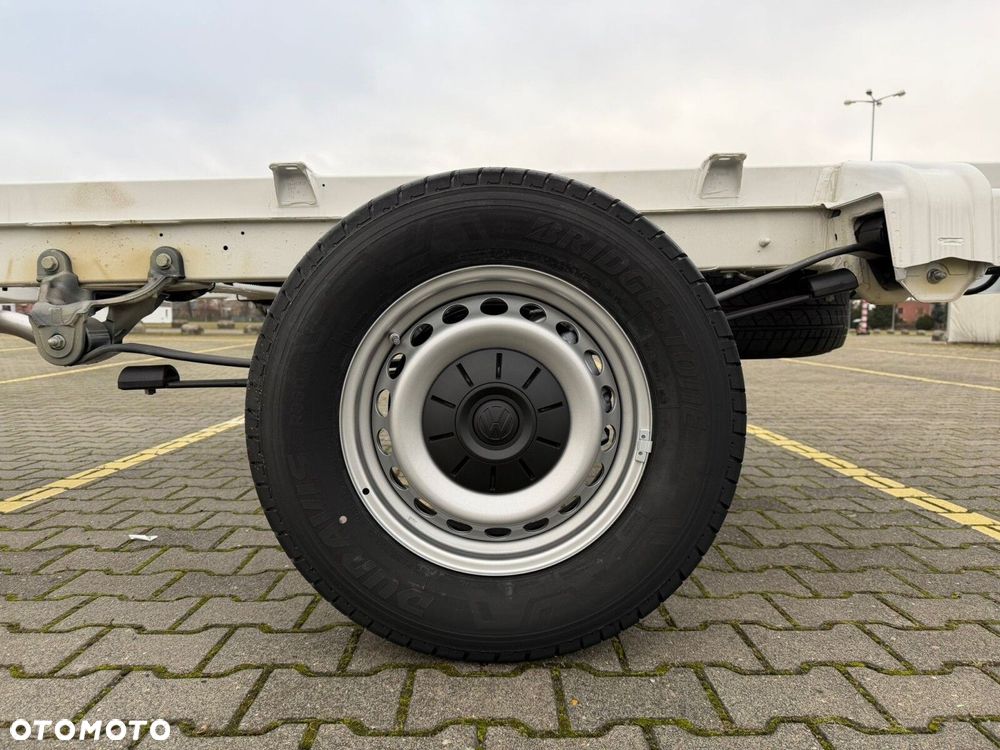 Volkswagen Crafter Crafter 35 Podwozie z pojedynczą kabiną silnik: 2,0 l EURO VI SCR 163 KM / skrzynia biegów: Przedni napęd automatyczna 8-biegowa rozstaw osi: 4490 mm - 9