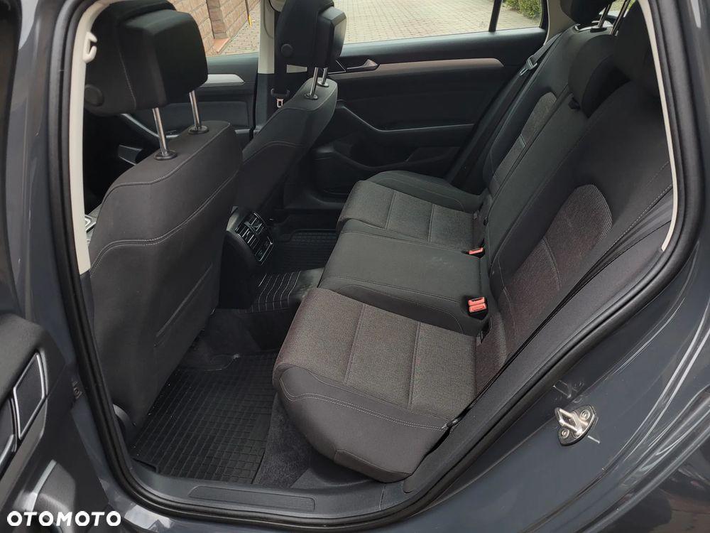 Volkswagen Passat - 12